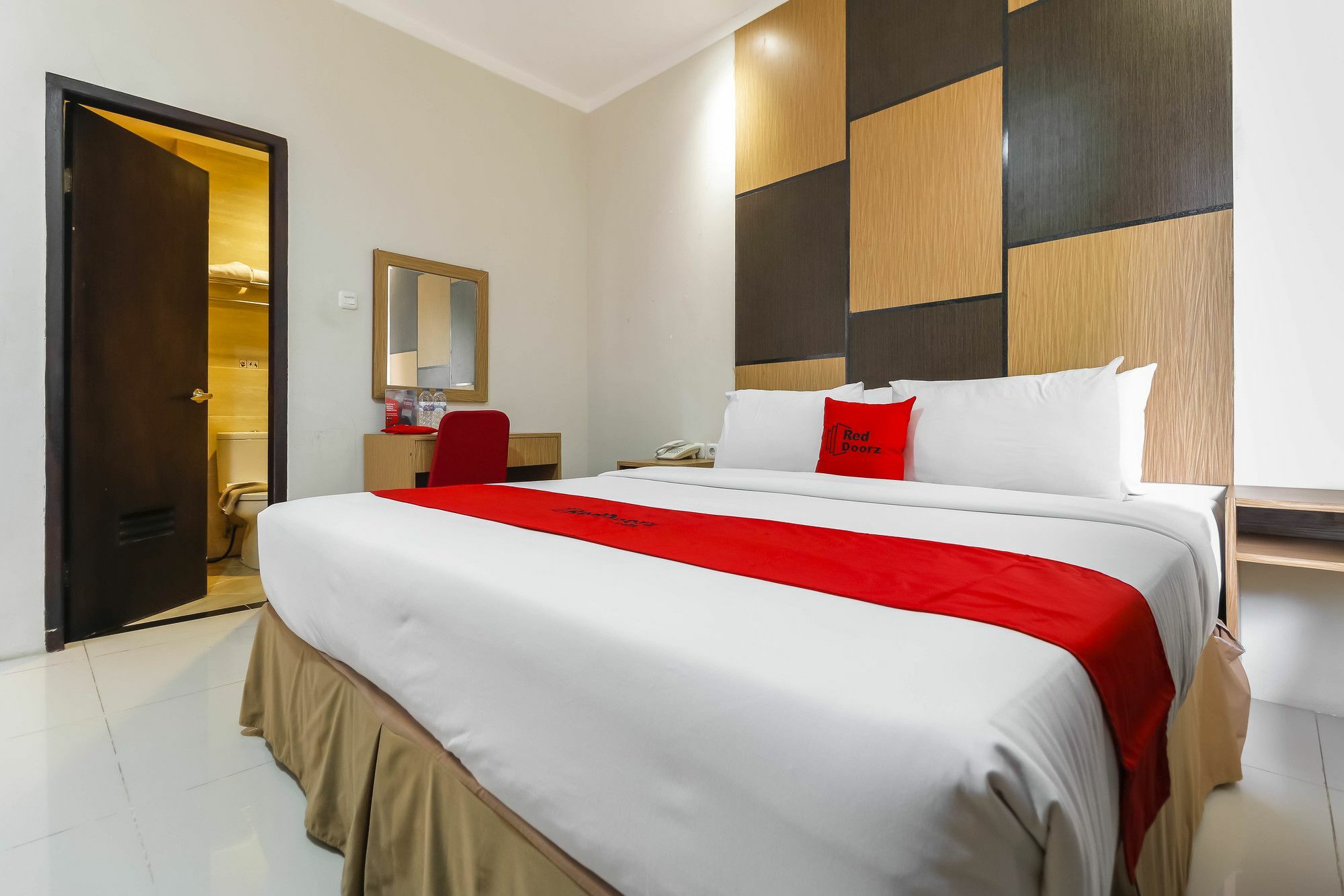 Reddoorz Plus Near Pantai Losari Макасар Экстерьер фото