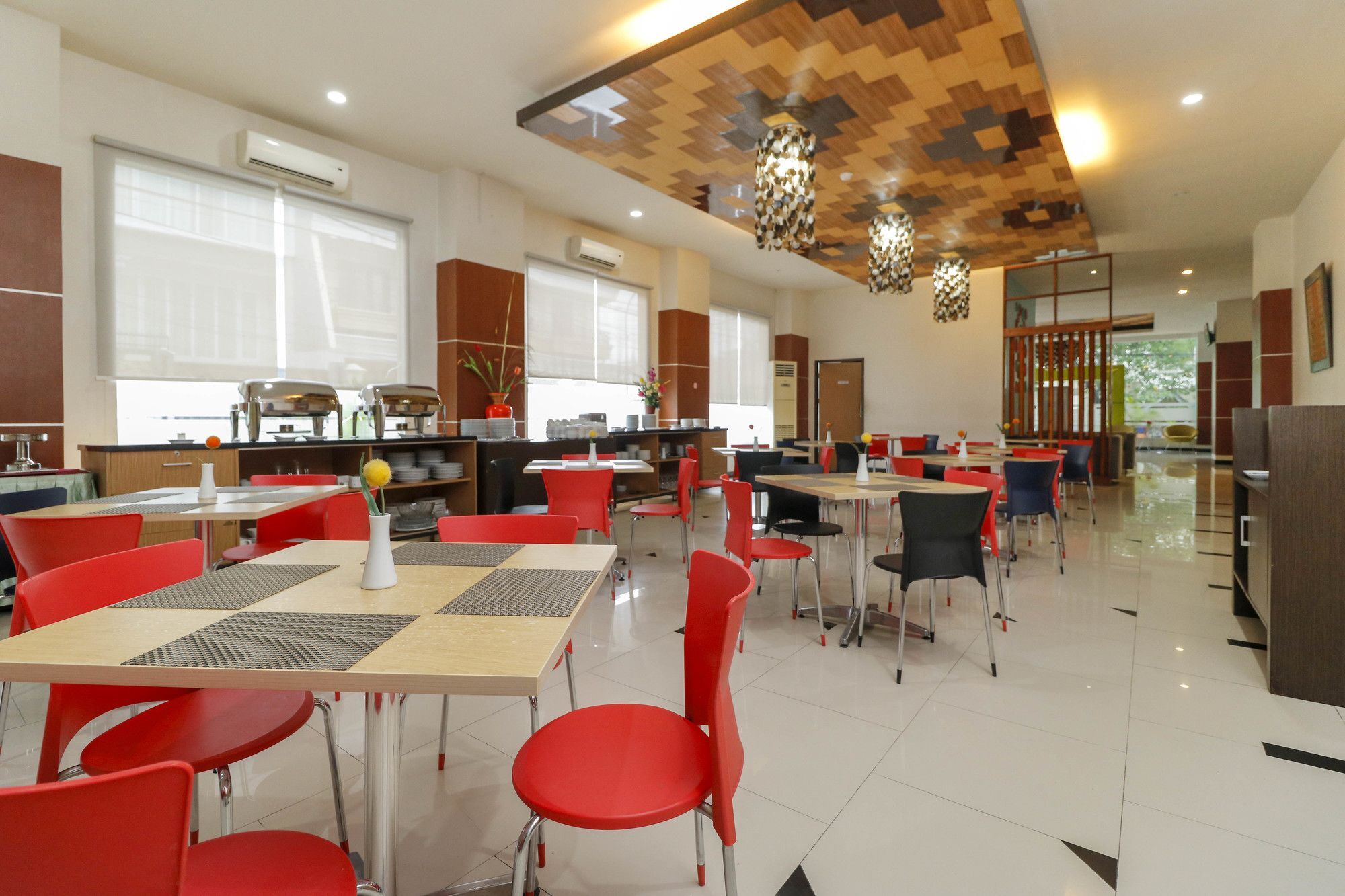 Reddoorz Plus Near Pantai Losari Макасар Экстерьер фото