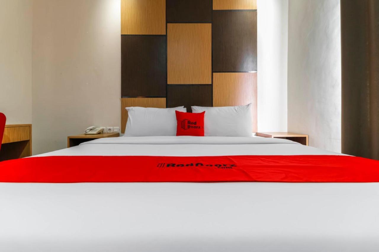 Reddoorz Plus Near Pantai Losari Макасар Экстерьер фото