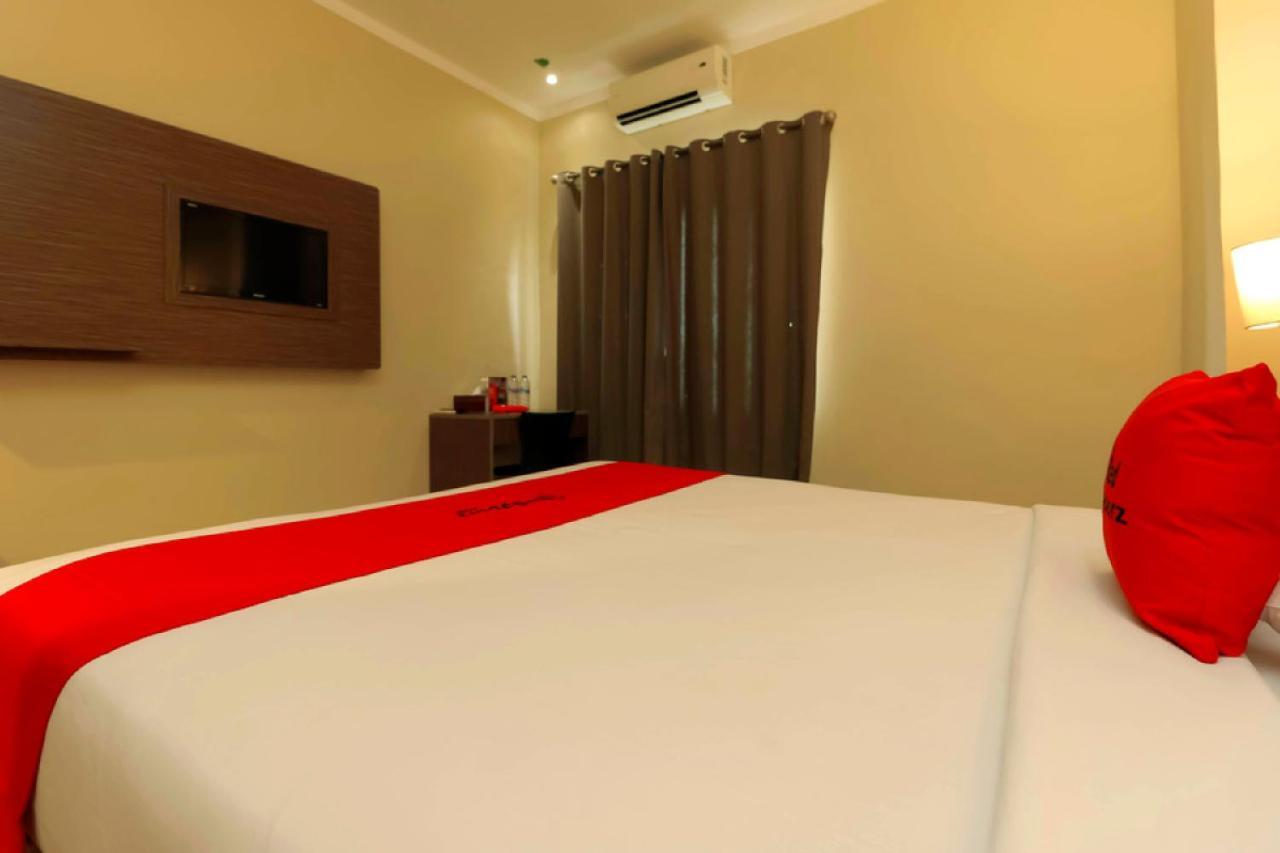Reddoorz Plus Near Pantai Losari Макасар Экстерьер фото